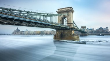 Budapeşte, Macaristan - ünlü Szechenyi Chain Bridge arka plan, Macar Parlamentosu ile buzlu nehir Tuna bir soğuk kış sabahı