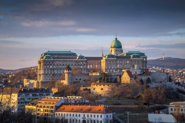 Budapeşte, Macaristan - ünlü Buda Kalesi (Kraliyet Sarayı), Aziz Matthias Kilisesi ve balıkçı Bastion Gellert Hill alınan bir güzel kış öğleden sonra gün batımında