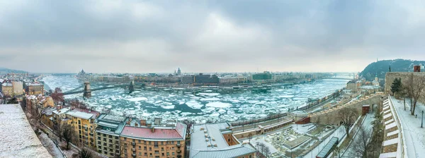 Budapest, Hungary - Panoramic skyline view of Budapest with the icy River Danube and Chain Bridge and other landmarks taken from the Buda Castle (Royal Palace) at winter time — Stock Photo, Image