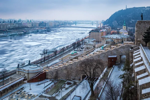 Budapest, Hungary - Panoramic skyline view of the Varkert Bazar and icy River Danube taken from the Buda Castle (Royal Palace) on a cloudy winter morning — Stock Photo, Image