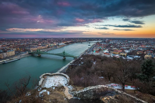 Budapest, Magyarország - gyönyörű naplemente mint a Budapest Duna, a Szabadsag hidat és a Gellért fürdő venni a Gellért-hegy — Stock Fotó
