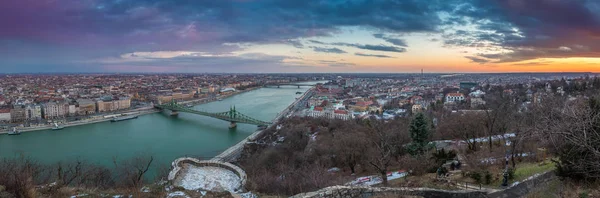 Будапешт, Венгрия - потрясающий вид на город Будапешт с Дунаем, мостом Фабадсаг и Геллертской баней на закате — стоковое фото