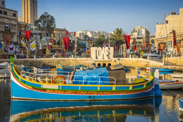 San Julián, Malta - Barco de pesca tradicional Luzzu colorido en la bahía de Spinola al amanecer — Foto de Stock