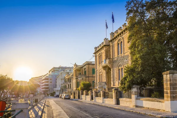 Msida, malta - wunderschöner Sonnenuntergang in den alten Straßen von msida, der zentralen Stadt Maltas mit blauem Himmel — Stockfoto