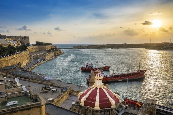 Valletta, Malta - Nascer do sol no Grand Harbor de Valletta, a capital de Malta com céu azul e navios — Fotografia de Stock