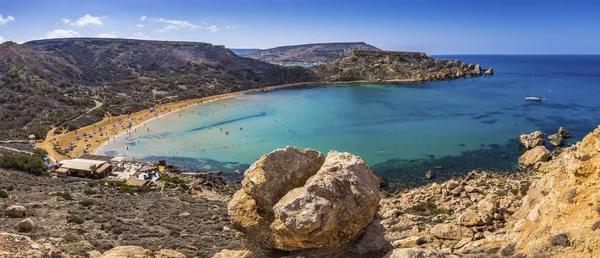 Ghajn Tuffieha, Málta - szép nyári nap-Ghajn Tuffieha homokos strandon a kék ég és zöld kristálytiszta tengervíz — Stock Fotó