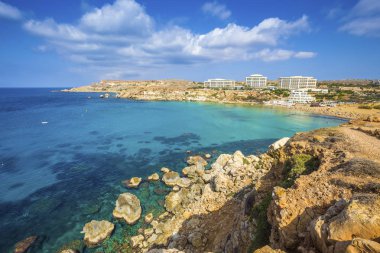 Ghajn Tuffieha, Malta - Golden Bay, Malta'nın en güzel kumlu plajı mavi gökyüzü ve bulutlar güzel yaz gününde görünümünü panoramik manzarası