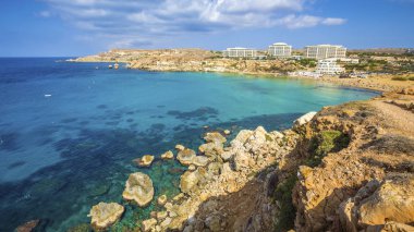 Ghajn Tuffieha, Malta - Golden Bay, Malta'nın en güzel kumlu plajı mavi gökyüzü ve bulutlar güzel yaz gününde görünümünü panoramik manzarası