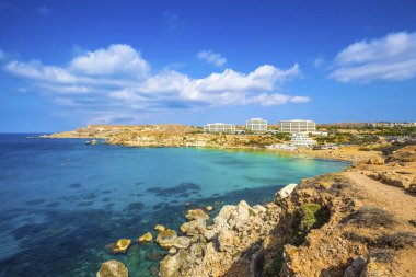 Ghajn Tuffieha, Malta - Golden Bay, Malta'nın en güzel kumlu plajı mavi gökyüzü ve bulutlar güzel yaz gününde görünümünü panoramik manzarası