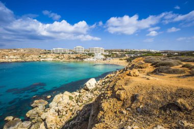 Ghajn Tuffieha, Malta - Golden Bay, Malta'nın en güzel kumlu plajı mavi gökyüzü ve bulutlar güzel yaz gününde görünümünü panoramik manzarası