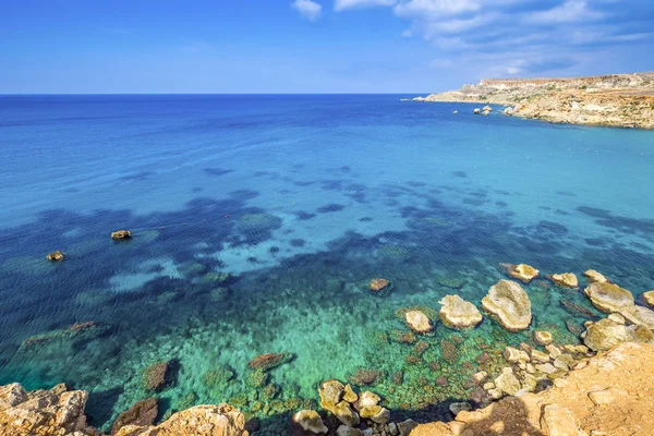 Ghajn Tuffieha, Malta - Vista panorámica del horizonte de Golden Bay, la playa de arena más hermosa de Malta en un bonito día de verano con cielo azul y nubes —  Fotos de Stock