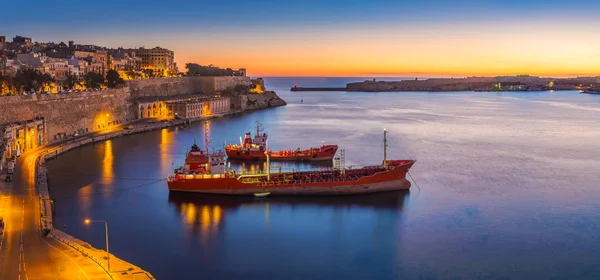 Valletta, Malta - Vista panorâmica do horizonte de Valletta e do Grand Harbor em uma bela manhã de verão minutos antes do nascer do sol com navios — Fotografia de Stock