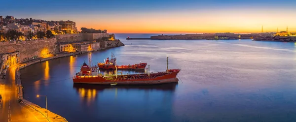Valletta, Malta - skyline van het panoramische uitzicht op Valletta en de Grand Haven op een mooie Zomerochtend minuten vóór zonsopgang met schepen — Stockfoto