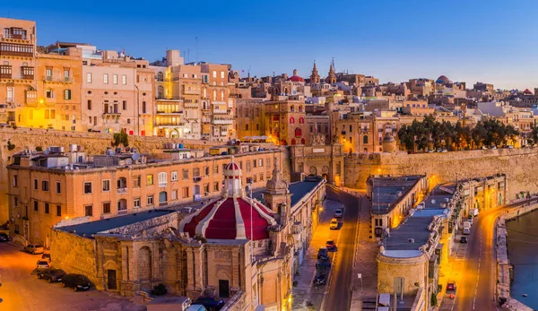 Valletta, Malta - Vallettan, Maltan pääkaupungin, perinteiset talot ja muurit varhain kesäaamuna ennen auringonnousua kirkkaalla sinisellä taivaalla — kuvapankkivalokuva