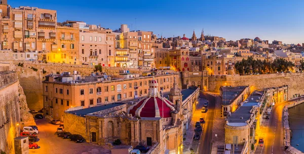 Валье, Мальта - традиционные дома и стены Валье, столицы Мальты ранним летним утром перед восходом солнца с ясным синим небом — стоковое фото