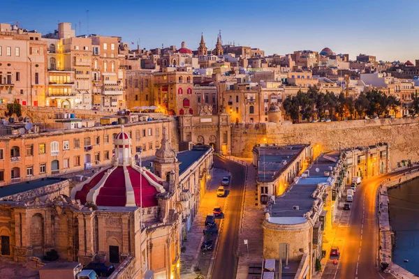 Valletta, Malta - de traditionele huizen en muren van Valletta, de hoofdstad van Malta op de ochtend van een vroege zomer voor zonsopgang met helder blauwe hemel — Stockfoto