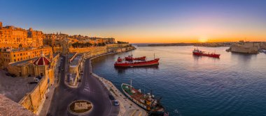 Valletta, Malta - şaşırtıcı bir yaz gündoğumu panoramik çekim gemi ve eski evleri olan Valletta'nın Grand Harbor'da ve Malta şehir duvarları.
