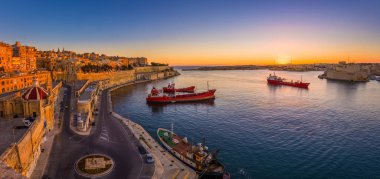 Valletta, Malta - şaşırtıcı bir yaz gündoğumu panoramik çekim gemi ve eski evleri olan Valletta'nın Grand Harbor'da ve Malta şehir duvarları.