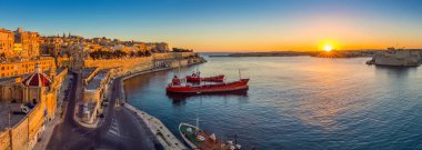Valletta, Malta - panoramik manzarası görünümü güzel gündoğumu, gemi ve açık mavi gökyüzü olan büyük liman ve Valletta