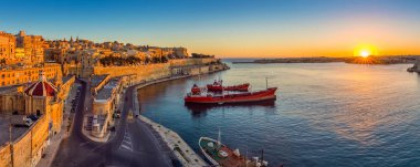 Valletta, Malta - panoramik manzarası görünümü güzel gündoğumu, gemi ve açık mavi gökyüzü olan büyük liman ve Valletta