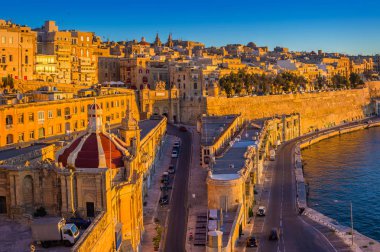 Valletta, Malta - Valletta ve büyük liman güzel gündoğumu ve açık mavi gökyüzü ile panoramik manzarası görünümü