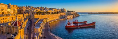 Valletta, Malta - panoramik manzarası görünümü güzel gündoğumu, gemi ve açık mavi gökyüzü olan büyük liman ve Valletta