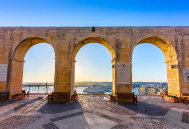 Valletta, Malta - güzel yaz sabahı görüntülemek Valletta, Malta sermaye şehir mavi gökyüzü ile gelen