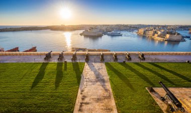Valletta, Malta - Valletta Grand Limanı ve Senglea ve Brigu ile ünlü Selam pil, arka plan, güzel gündoğumu. Mavi gökyüzü ve gün ışığı.