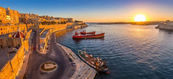 Valletta, Malta - Vista panorâmica de Valletta e do Grande Porto com belo nascer do sol, navios e céu azul claro — Fotografia de Stock