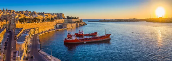 Валлей, Мальта - потрясающий вид на Валлей и Гранд-Гавань с красивым восходом солнца, кораблями и ясным синим небом — стоковое фото