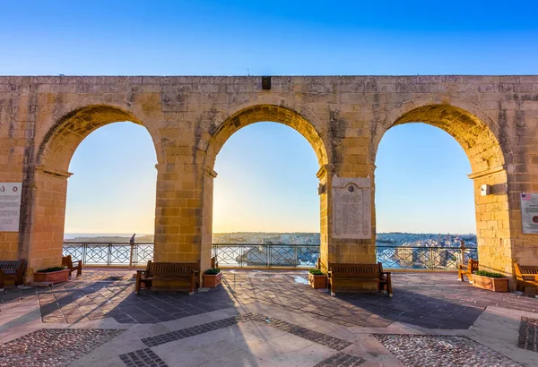 Βαλέτα, Μάλτα - όμορφη θέα το πρωί το καλοκαίρι από τη Βαλέτα, την πρωτεύουσα πόλη της Μάλτας με το μπλε του ουρανού — Φωτογραφία Αρχείου