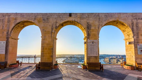 Valletta, Malta - Linda vista da manhã de verão de Valletta, a capital de Malta com céu azul — Fotografia de Stock