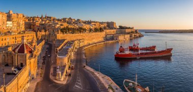Valletta, Malta - Valletta ve güzel gündoğumu, gemi ve açık mavi gökyüzü olan büyük liman manzarası görünümü