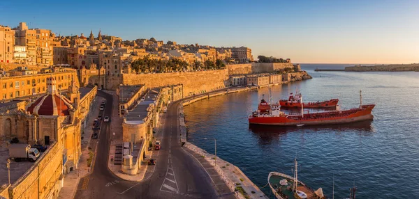 Valletta, Malta - Skyline utsikt över Valletta och hamnen Grand med vacker soluppgång, fartyg och klarblå himmel — Stockfoto