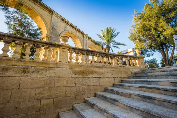 Valletta, Malta - Stairs and arch at top of Valletta with palm tree and blue sky — Stock Photo, Image