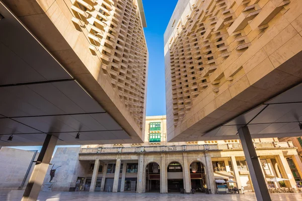 Valletta, Malta, Malta yeni Parlamento eski Malta binalar ve açık mavi gökyüzü ve hiçbir insan ile Valletta ana cadde evleri ile