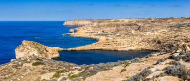 Gozo, Malta - mantar kaya ile ünlü Azure pencere ve Dwejra açık mavi gökyüzü ile bir güzel yaz gününde defne