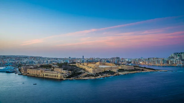 Valletta, Malta - Vista panorâmica do horizonte a partir do topo de Valletta, a capital de malta com Manoel Island e Sliema ao pôr do sol — Fotografia de Stock