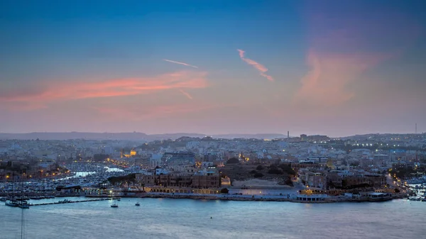 Valletta, Malta - skyline van het panoramisch uitzicht vanaf Valletta bij zonsondergang, met Ta'xbiex, Gzira en Mdina yach jachthaven — Stockfoto