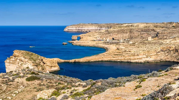 Гозо, Мальта - знаменитое Лазурное окно с грибковой скалой и бухтой Двейра в прекрасный летний день с ясным голубым небом — стоковое фото
