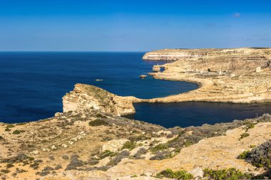 Gozo, Malta - mantar kaya ile ünlü Azure pencere ve Dwejra defne panoramik manzaralı açık mavi gökyüzü ile bir güzel yaz gününde