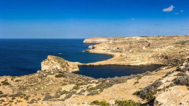 Gozo, Malta - mantar kaya ile ünlü Azure pencere ve Dwejra defne panoramik manzaralı açık mavi gökyüzü ile bir güzel yaz gününde