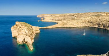 Gozo, Malta - güzel mantar kaya Dwejra defne Azure pencere ve yelken teknesi ile panoramik manzaralı açık mavi gökyüzü ile bir güzel yaz gününde