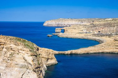 Gozo, Malta - mantar Rock and Dwejra açık mavi gökyüzü deniz suyu ile bir güzel yaz gününde defne Azure pencere