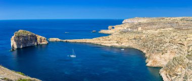 Gozo, Malta - mantar kaya, Azure pencere ve yelkenli ile Dwejra Körfezi'nin panoramik manzarası görünümü güzel sıcak yaz gününde