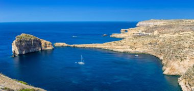 Gozo, Malta - mantar kaya, Azure pencere ve yelkenli ile Dwejra Körfezi'nin panoramik manzarası görünümü güzel sıcak yaz gününde