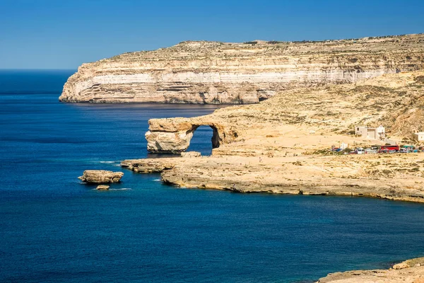 Gozo, Málta - a Azure Window és a Dwejra-öbölben, egy szép nyári napon a tiszta, kék ég — Stock Fotó