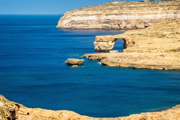 Gozo, Malta - de Azure Window en de baai van de Dwerja op een mooie zomerdag met duidelijke blauwe hemel — Stockfoto