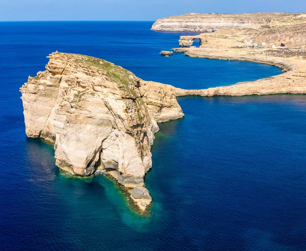 Gozo, Malta - The Fungus Rock and the Azure Window na baía de Dwejra em um belo dia de verão com água do mar azul claro — Fotografia de Stock