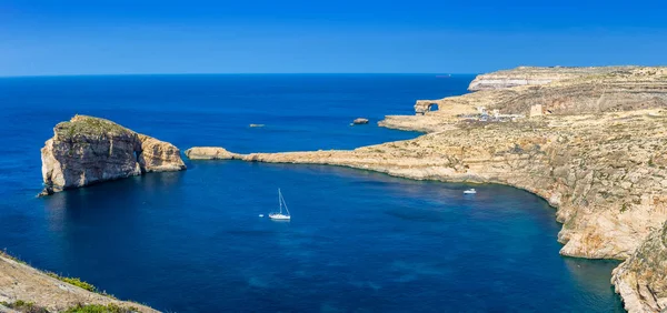 戈佐岛，马耳他-全景的天际线景观的杜埃湾帆船与真菌岩石 Azure 窗口的漂亮的炎炎夏日 — 图库照片